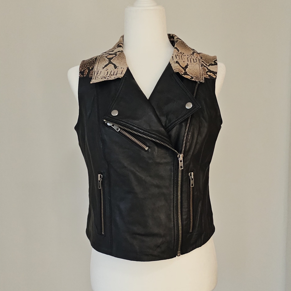 Stylish Black Vest with Snake Print Collar‎